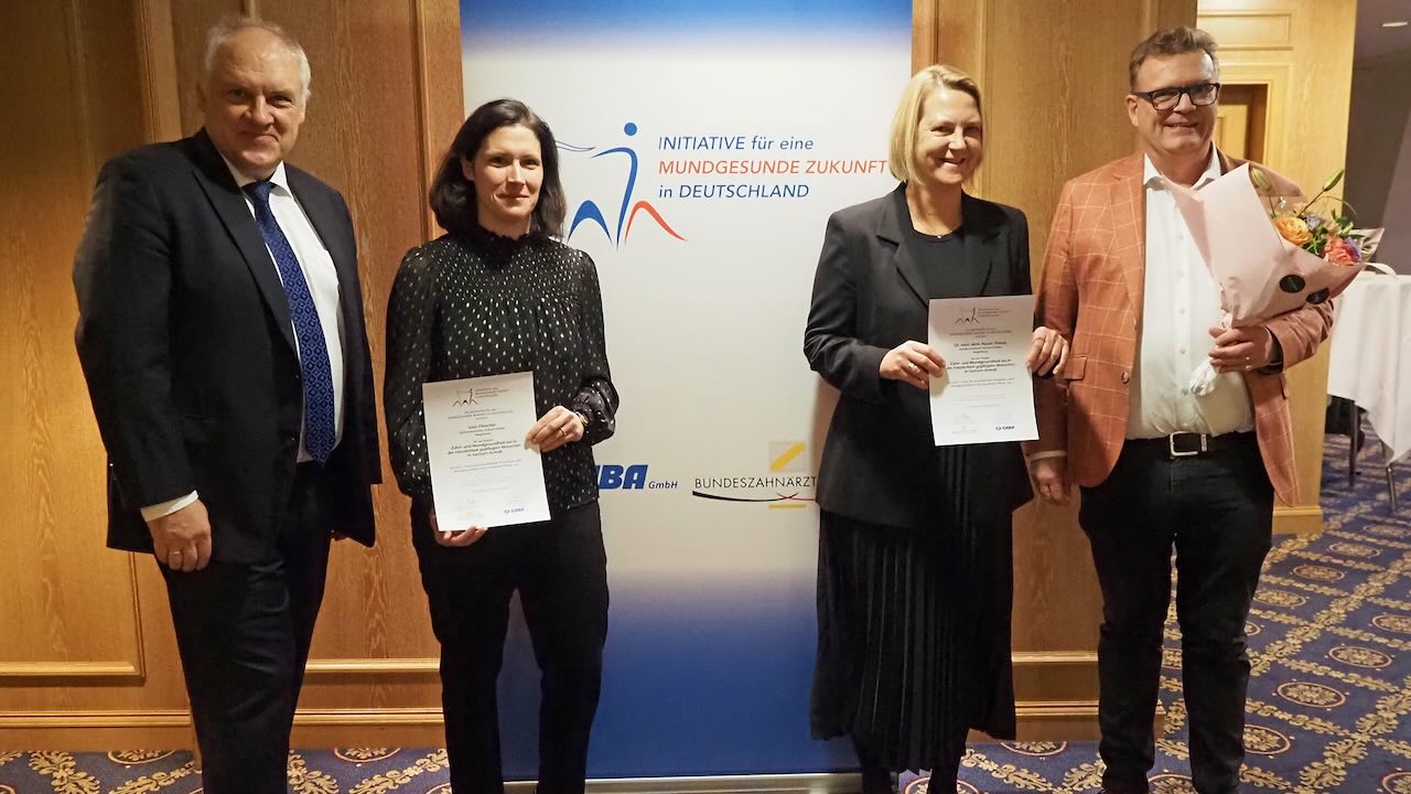 Dr. Burkhard Selent, CP Gaba; Julia Fleischer und Dr. Nicole Primas, beide Zahnärztekammer Sachsen-Anhalt (1.Preis); Prof. Dr. Christoph Benz, Präsident der Bundeszahnärztekammer (von links)