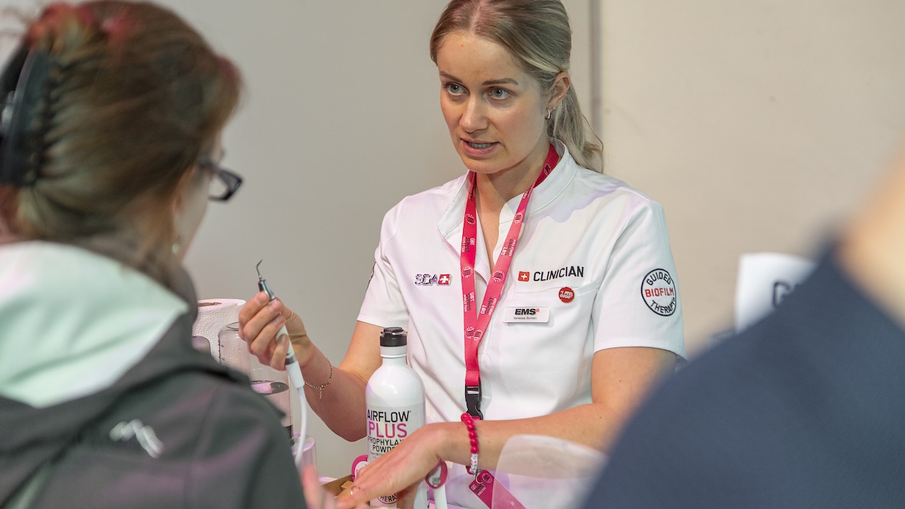 Trainerinnen der Swiss Dental Academy schulen das gesamte Team in der korrekten Anwendung des GBT-Protokolls und den zugehörigen Geräten und Instrumenten.