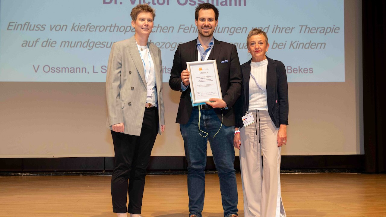 Den Preis für den besten wissenschaftlichen Kurzvortrag erhielt Dr. Victor Ossmann.
(von links:) Prof. Dr. Katrin Bekes, der Preisträger, Kerstin Langenickel (Ivoclar Vivadent)