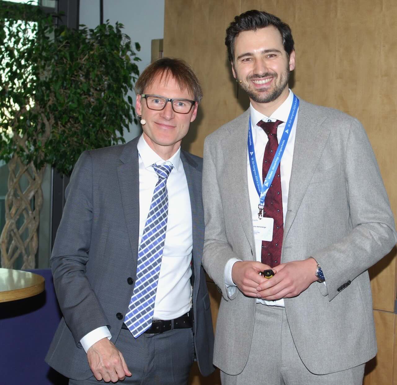 AG Keramik Forum auf dem DGI-Kongress 2024 – Prof. Dr. Stefan Wolfart mit Dr. Kukas Waltenberger (RWTH Aachen) nach ihrem Vortrag zum Thema „Vollkeramik in der Implantatprothetik – was ist reif für die Praxis?“