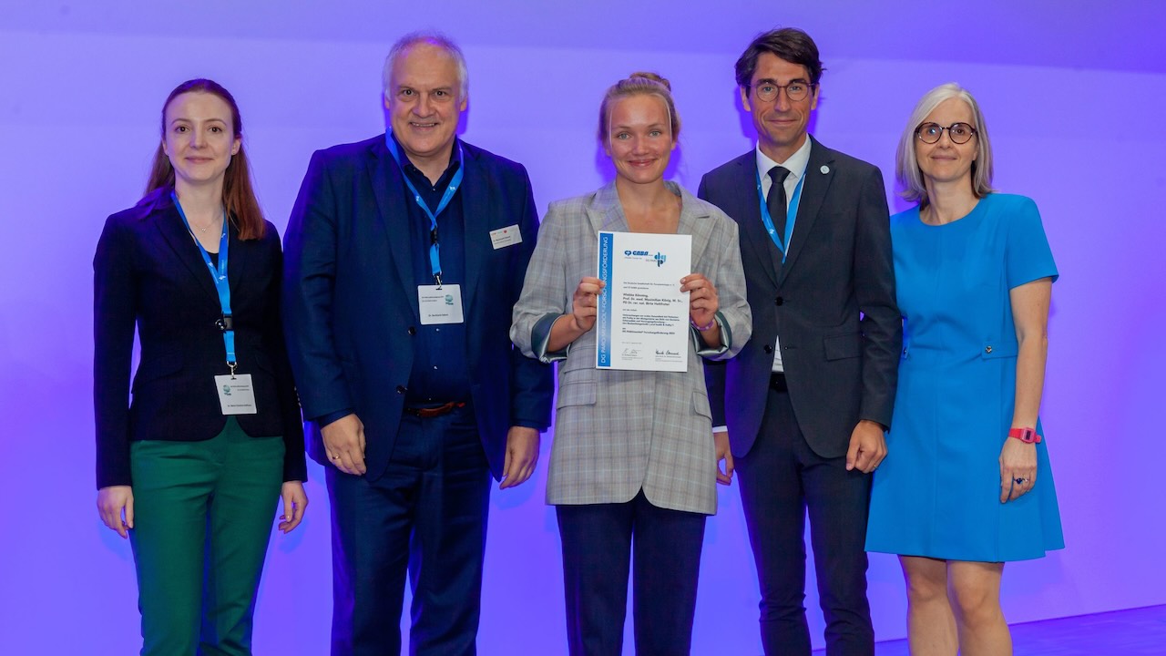 Marie-Christine Hoffmann, Dr. Burkhard Selent (beide CP Gaba), Preisträgerin Wiebke Könning sowie Prof. Dr. Henrik Dommisch und Prof. Dr. Bernadette Pretzl von der DG Paro (von links)