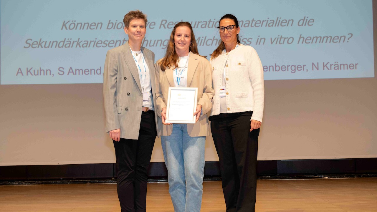 Die beste Posterpräsentation gelang Zahnärztin Aurelie Kuhn.
(von links:) Prof. Dr. Katrin Bekes, die Preisträgerin, PD Dr. Nelly Schulz-Weidner