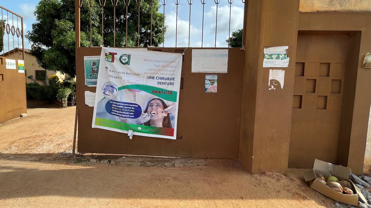 Togo: In Aképè informierte ein Plakat über die zahnmedizinischen Behandlungsmöglichkeiten.