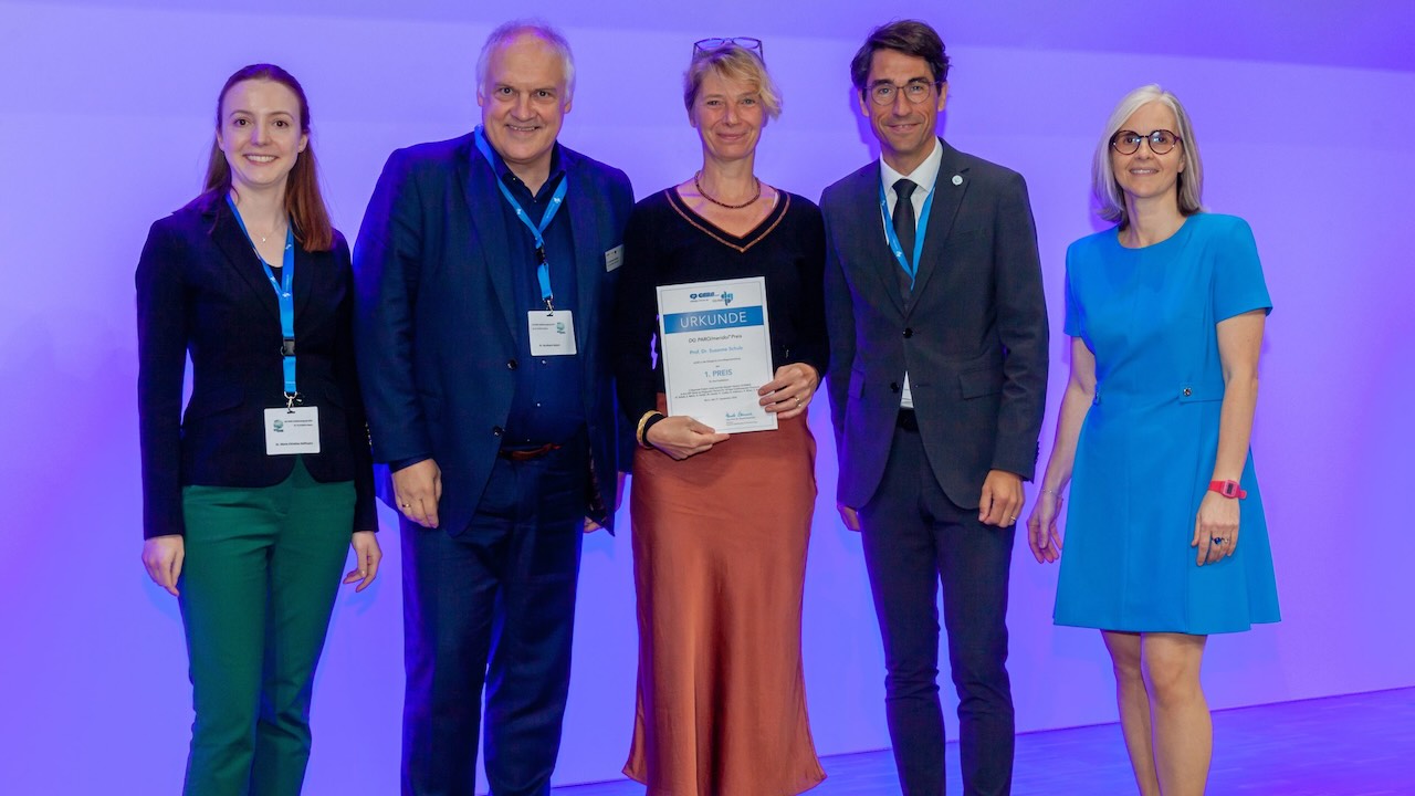 Dr. Marie-Christine Hoffmann, Dr. Burkhard Selent (beide CP Gaba), Preisträgerin Prof. Dr. Susanne Schulz sowie Prof. Dr. Henrik Dommisch und Prof. Dr. Bernadette Pretzl von der DG Paro (von links)