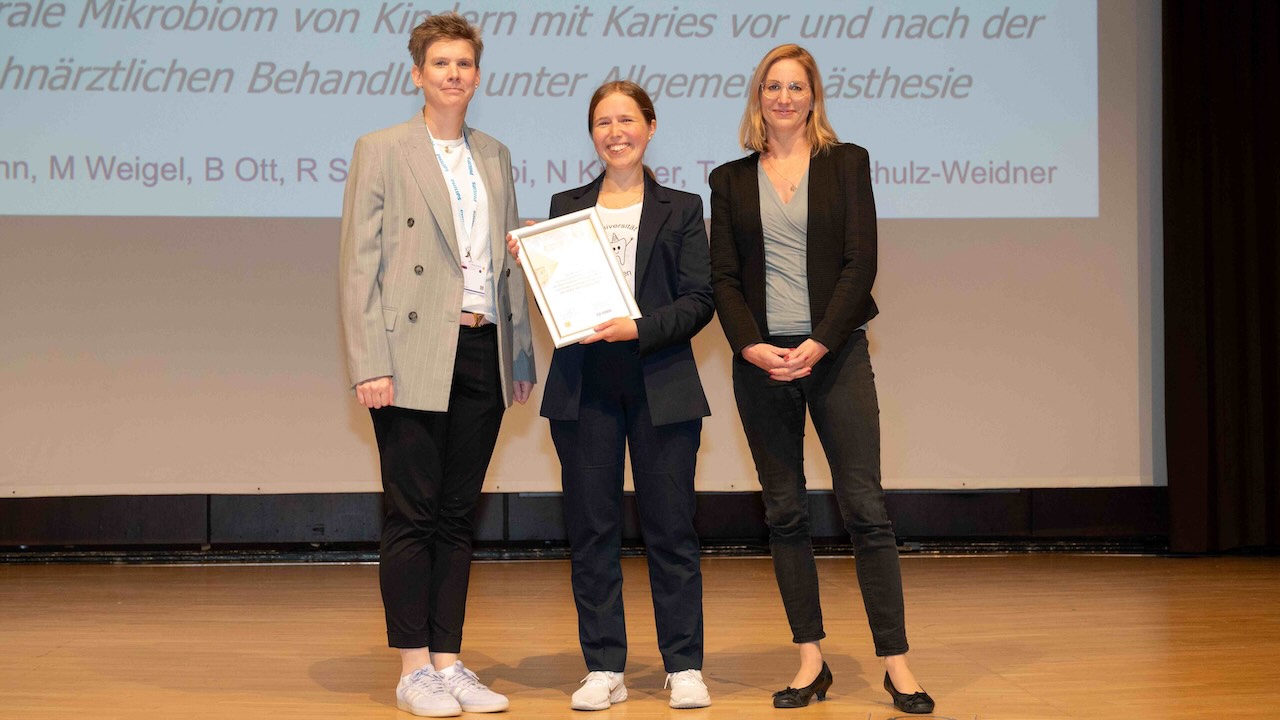 Den Elmex-Präventionspreis nahm Dr. Maria Hofmann entgegen.
(von links:) Prof. Dr. Katrin Bekes, die Preisträgerin, Dr. Anna Maria Schmidt (CP Gaba)