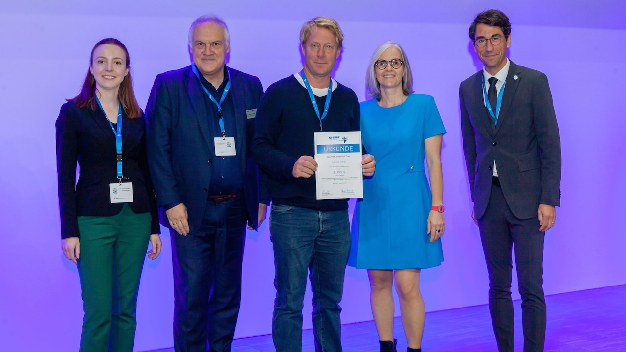 Dr. Marie-Christine Hoffmann, Dr. Burkhard Selent (beide CP Gaba), Prof. Dr. Arne Schäfer (Co-Autor von Preisträgerin Luyang Zheng) sowie Prof. Dr. Bernadette Pretzl und Prof. Dr. Henrik Dommisch von der DG Paro (von links)