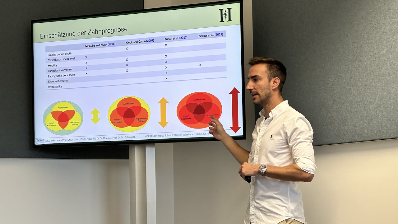 Dr. Philipp Bilobrk erläutert das Vorgehen beim quantitativen Vitamin-D-Schnelltest botissCARE Rapi-D (Straumann Group) und unterstützt anschließend die Workshop-Teilnehmenden bei der Durchführung.