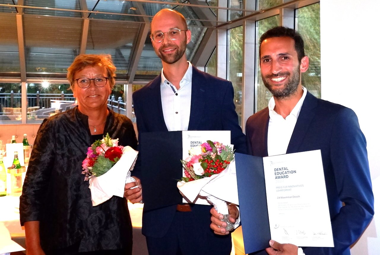 Verleihung des Dental Education Awards durch Prof. Dr. Anne Wolowski, Generalsekretärin der DGZMK, an Priv. Doz. Dr. Andreas Keßler M.Sc, und ZA Maximilian Dosch (rechts)