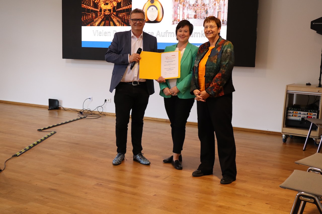 PD Dr. Julia Jockusch (Mitte) nahm den Preis für ein Projekt zum Gero-Parcours entgegen, das sie gemeinsam mit ZA Martin Holter und Prof. Dr. Ina Nitschke (rechts) entwickelt hat. Links im Bild: BZÄK-Präsident Prof. Christoph Benz.