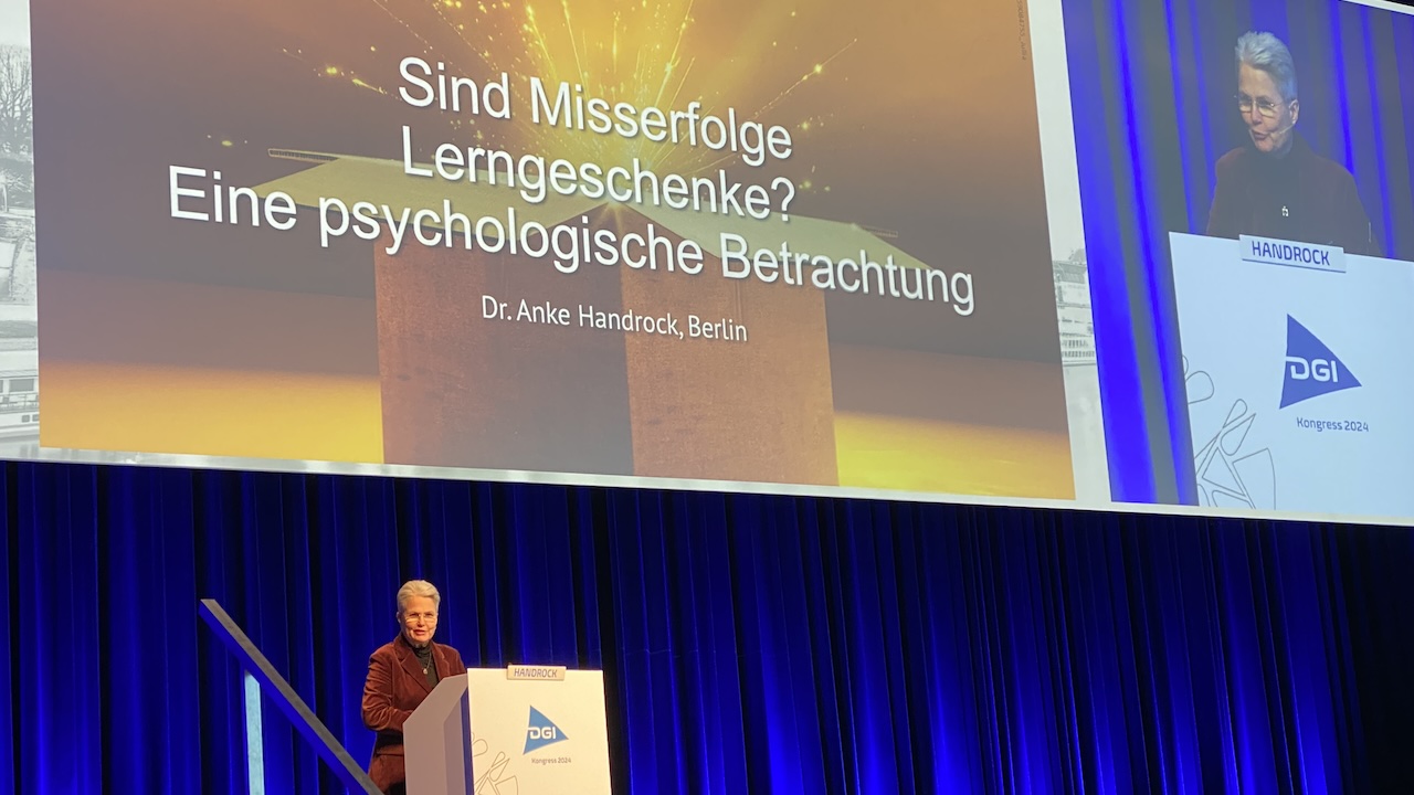 Dr. Anke Handrock: Fehler in der Medizin sind immer komplex, daher sollte man den Fokus auf die Prozesse legen und nicht auf die Personen.