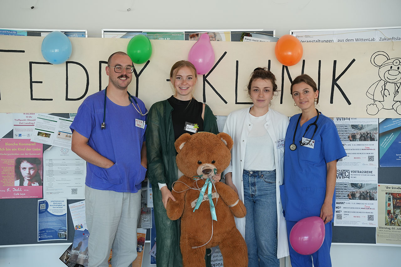 50 Studierende haben ehrenamtlich mitgeholfen. Die Veranstaltung organisierten (von links) Peter Zilles, Clarissa Schur, Zoe Drückler und Anna Schmitt. 