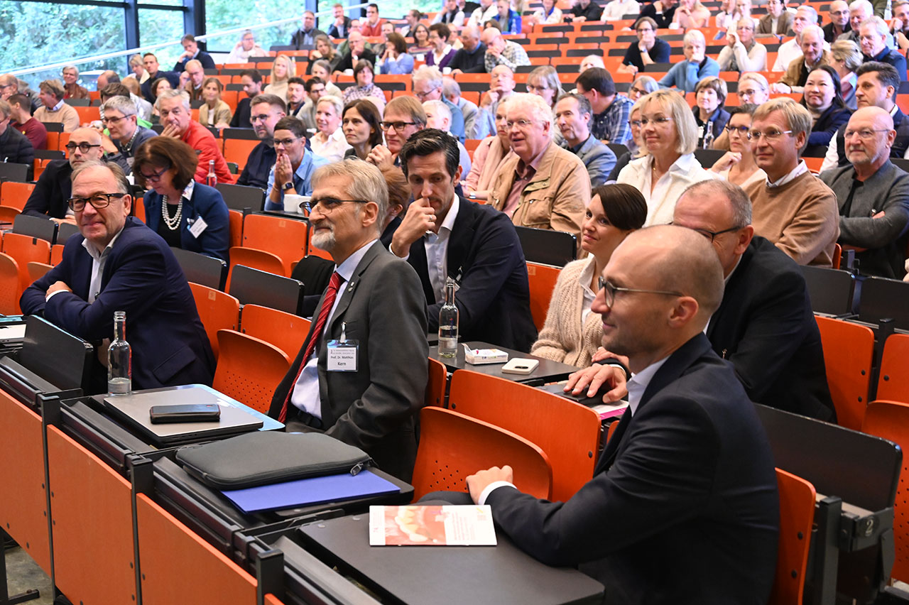 Prof. Matthias Kern im Auditorium der 75. Tagung der Schleswig-Holsteinischen Gesellschaft für Zahn-, Mund- und Kieferheilkunde (SHGZMK) am 28. September in Kiel.