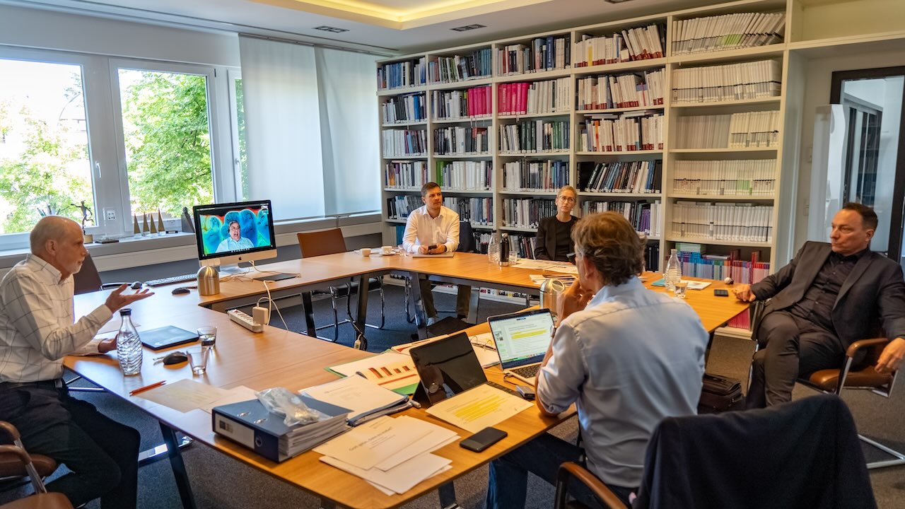 Diskussionsrunde in der Bibliothek des Quintessenz-Verlags