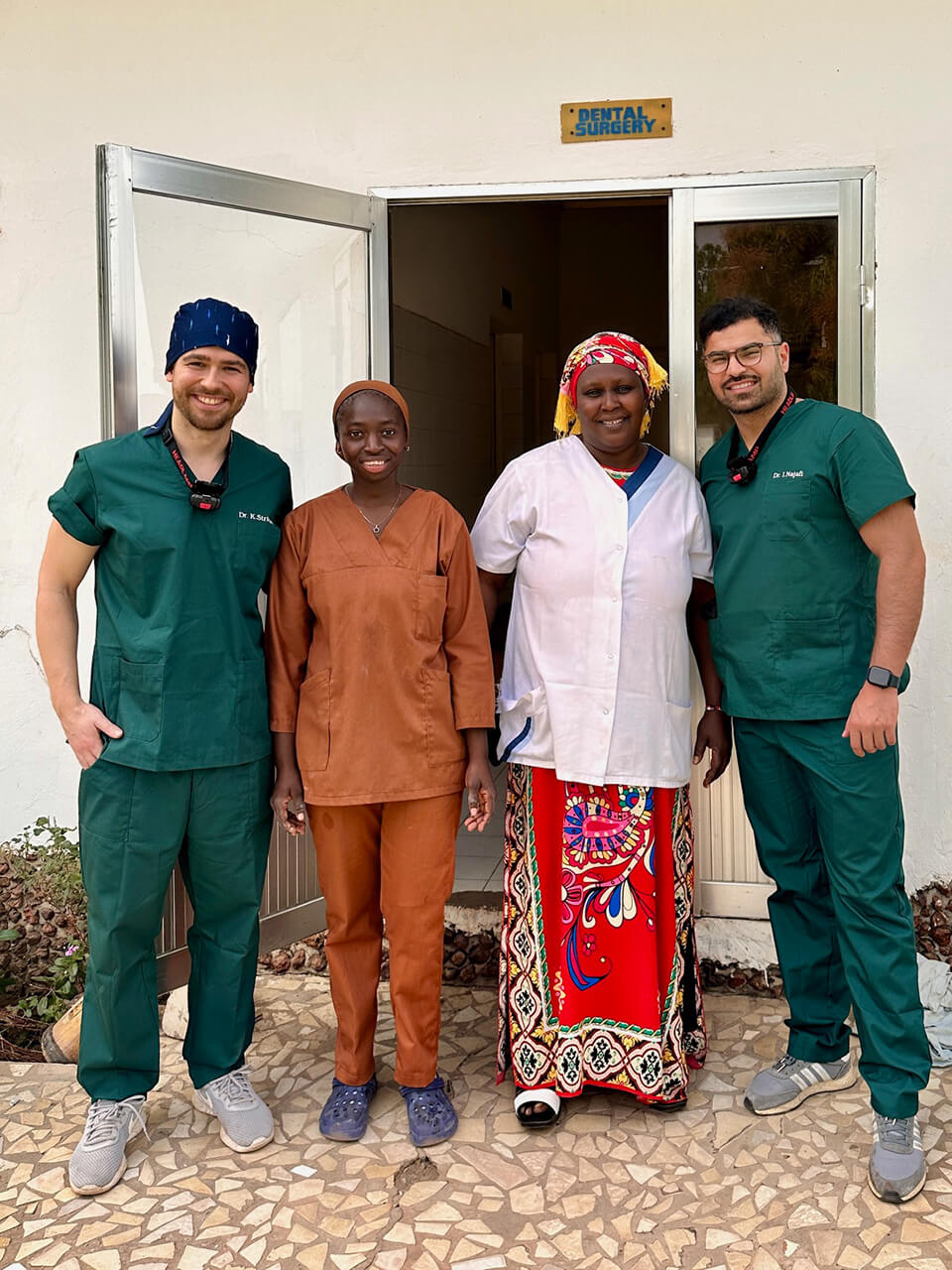 Abb. 1 und 2 Die Gründer des „OralSurgery Unlimited e.V.“ Idris Najafi (li.) und Kristof Strietzel bei ihrem ersten Einsatz im westafrikanischen Staat Gambia, in dem etwa 2.000 Einwohner zählenden Dorf Jakhaly.