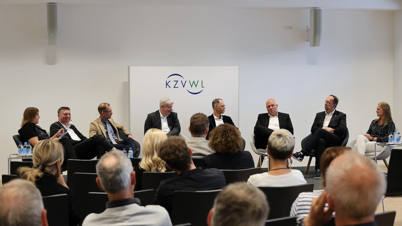 Auf dem Podium (von links): Christine Dedeck, Michael Evelt, Dr. Thorsten Flägel, Dr. Gordan Sistig, Dr. Andre Büchter, Prof. Ulrich Kelber, Marco Schmitz (MdL), Corinna Ruhland.