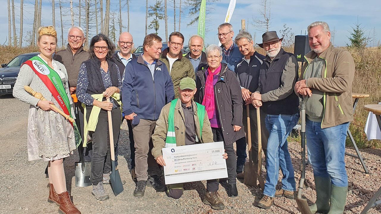 Mit einem Spendenscheck über 25.000 Euro unterstützen die Heilberufler in Sachsen-Anhalt die Wiederaufforstung der Wälder rund um Wernigerode. Der Klimawandel, Trockenheit, Hitze, Borkenkäfer und Stürme haben dem Wald im Harz schwer zugesetzt. Vorne Mitte mit dem roten Schal: Dr. Dorit Richter, stellvertretende Vorstandsvorsitzende der Kassenzahnärztlichen Vereinigung Sachsen-Anhalt. 3. von rechts hinten: Dr. Carsten Hünecke, Präsident der Zahnärztekammer Sachsen-Anhalt.