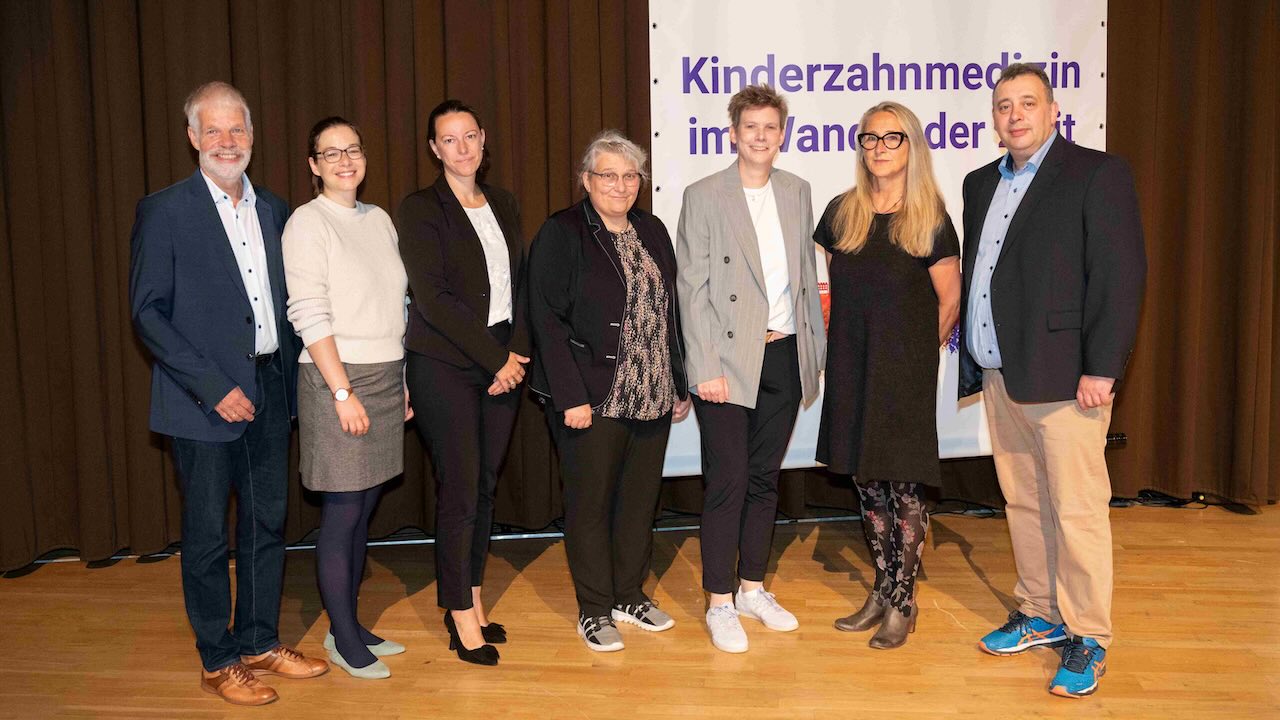 Der neu gewählte Vorstand der DGKiZ (von links): Prof. Dr. Ulrich Schiffner, Dr. Antje Geiken, Dr. Dr. Julia Hinrichs-Priller, Dr. Julia Winter, Prof. Dr. Katrin Bekes, Dr. Isabell von Gymnich, Prof. Dr. Alexander Rahman; es fehlen Prof. Dr. Dr. Norbert Krämer, PD Dr. Julian Schmoeckel und PD Dr. Peter Schmidt)